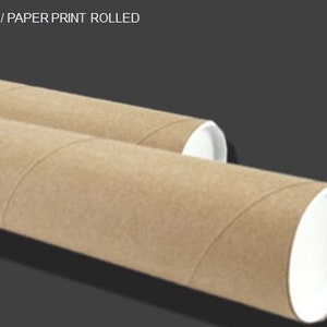 Pu&ograve; includere: Due tubi di cartone marrone con tappi bianchi, arrotolati e pronti per la spedizione. CANVAS/PAPER PRINT ROLLED.