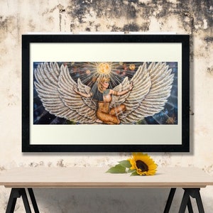 Pu&ograve; includere: Una stampa incorniciata di un dipinto che raffigura una donna con le ali spiegate, circondata da un cielo stellato e un sole splendente. La donna indossa una corona d'oro e un abito dorato. Il dipinto &egrave; in una cornice nera.