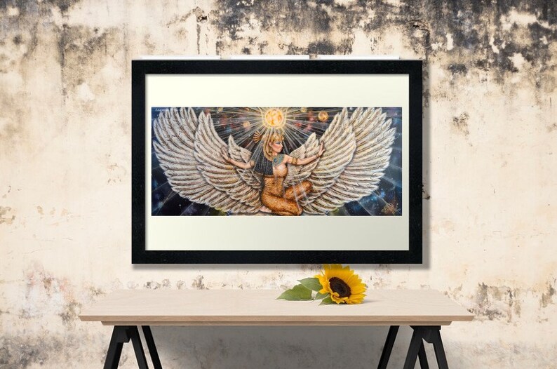 Pu&ograve; includere: Una stampa incorniciata di un dipinto che raffigura una donna con le ali spiegate, circondata da un cielo stellato e un sole splendente. La donna indossa una corona d'oro e un abito dorato. Il dipinto &egrave; in una cornice nera.