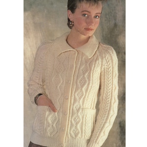 Cardigan a trecce da donna/colletto della giacca e tasche PDF modello lavorato a maglia Aran (10 strati) 30-42&quot; in inglese 1326