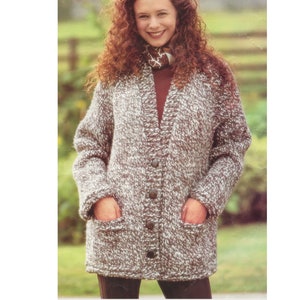 Puede incluir: Un cárdigan de manga larga con un patrón moteado marrón y blanco. El cárdigan tiene cuello en V, cierre de botones y dos bolsillos.