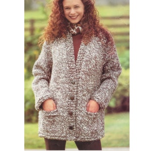 以下が含まれることがあります： ボタン留めのフロントとポケットが付いた、茶色と白のカーディガン。カーディガンは、柔らかく、質感のある糸でできています。