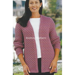 Puede incluir: Un cárdigan de punto color malva con un patrón de punto texturizado. El cárdigan tiene cuello en V y mangas largas. La modelo lleva una camiseta blanca debajo.