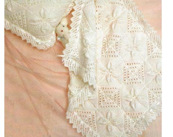 Modèle de tricot de couverture et de coussins pour bébé Heirloom (PDF) DK (8 épaisseurs) en anglais 338