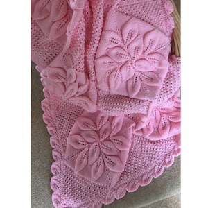 ベビー用伝統的ブランケット/ベビーカーカバー編み物パターン バラと葉 4ply 915 英語
