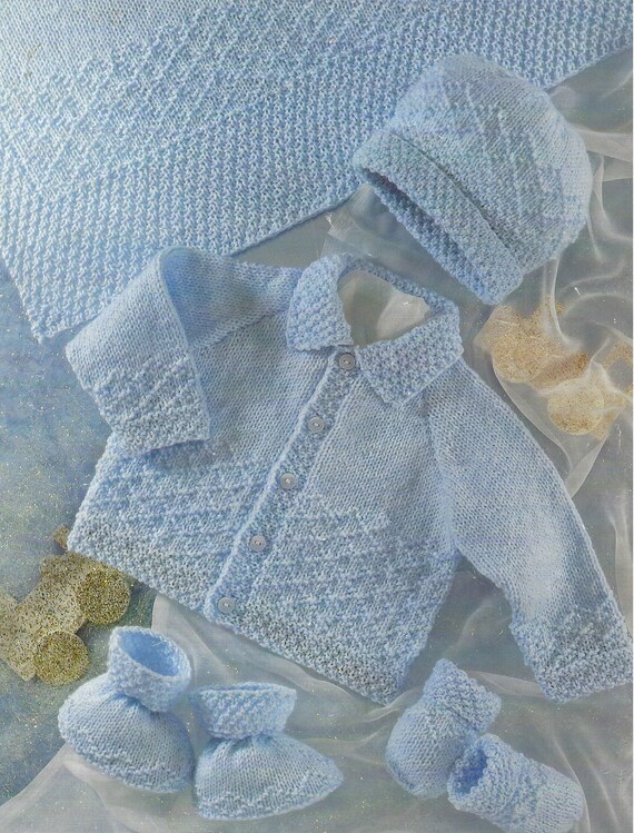 Modello A Maglia Per Neonato KBS9 - Coperta, Giacchetta, Cappello, Stivaletti E Guanti - Lana DK