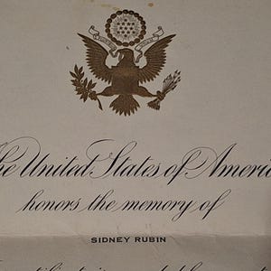 El presidente Lyndon Johnson firmó el membrete de la Casa Blanca