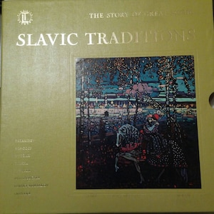 Könnte beinhalten: Ein Buchcover mit dem Titel "Slavic Traditions" in goldenen Lettern auf grünem Hintergrund. Das Cover zeigt ein Gemälde eines Paares, das nachts auf einem Pferd durch einen Wald reitet. Das Gemälde ist im Stil des Jugendstils gehalten.