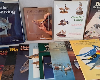 Gran colección de libros sobre tallado en madera de peces y vida silvestre.