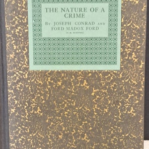 Könnte beinhalten: Ein Buchcover mit einem grün-weißen gemusterten Hintergrund. Der Titel lautet "The Nature of a Crime" von Joseph Conrad und Ford Madox Ford.