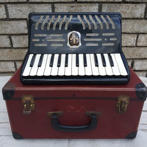 Rare 1950s Sano Zon-Rio junior accordion model 73 with case