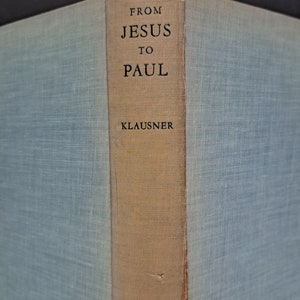Puede incluir: Un libro antiguo titulado "De Jesús a Pablo" de Klausner, publicado por Macmillan.