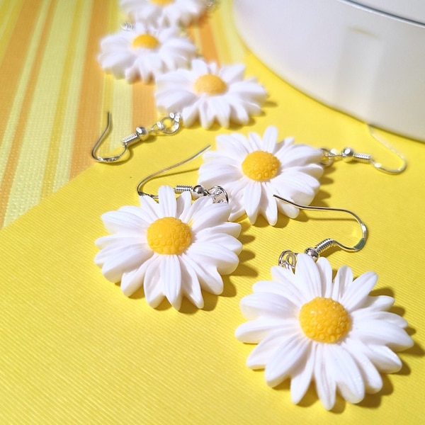 daisy earrings, flower dangle earrings, retro floral earrings, 90s flower earrings, 90s jewelry, white daisy, cute earrings, cottagecore