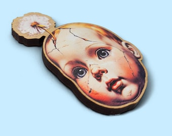 Broche de madera de muñeca rota: joyería de arte surrealista gótico