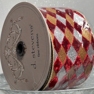 Op de afbeelding: Een rol decoratief lint met een harlekijnpatroon in rood, goud en zilver glitter. Het lint is voorzien van het label "d. stevens fine ribbons" en is verpakt in doorzichtig plastic.
