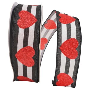 Puede incluir: Cinta de rayas blancas y negras con corazones rojos de purpurina.