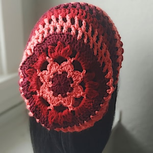 Gehäkelte Beanie Beanie mit Blumen-Motiv