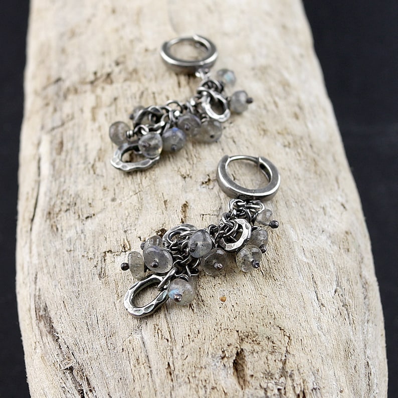 Peut inclure: Une paire de boucles d'oreilles cr&eacute;oles en argent avec une cha&icirc;ne pendante de pierres de labradorite.