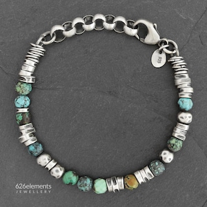 Puede incluir: Una pulsera con cuentas redondas de turquesa con patrones de matriz oscura, intercaladas con espaciadores de metal plateado texturizado y cuentas cilíndricas de plata. Incluye un cierre de mosquetón y una etiqueta redonda marcada 925.