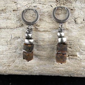 Orecchini fatti a mano in argento sterling ossidato - pendente in ambra grezza