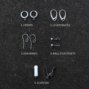 Peut inclure: Cinq types diff&eacute;rents de fermoirs de boucles d'oreilles&nbsp;: cr&eacute;oles, fermoirs &agrave; levier, tiges d'oreilles, clous &agrave; boule et clips. Tous les fermoirs sont de couleur argent.