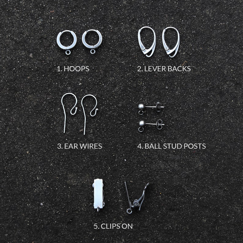 Peut inclure: Cinq types diff&eacute;rents de fermoirs de boucles d'oreilles&nbsp;: cr&eacute;oles, fermoirs &agrave; levier, tiges d'oreilles, clous &agrave; boule et clips. Tous les fermoirs sont de couleur argent.