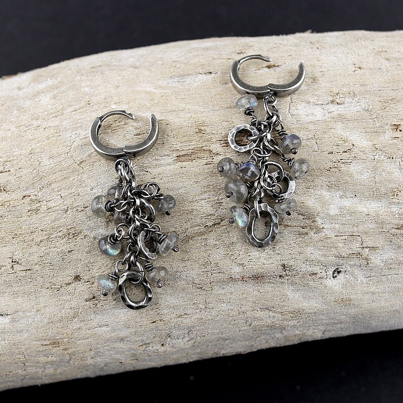 Peut inclure: Une paire de boucles d'oreilles pendantes en argent avec un groupe de pierres iris&eacute;es et des maillons de cha&icirc;ne en argent.
