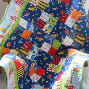 Couette pour bébé garçon sur le thème de la construction, courtepointe Detour Ahead sur les genoux pour tout-petit, couverture matelassée pour bébé, livraison gratuite au Canada