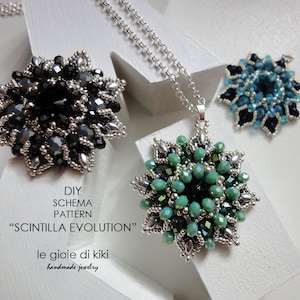 Puede incluir: Un collar de cadena plateada con un colgante de cuentas verdes, negras y plateadas. El colgante es un diseño de estrella con un patrón de esquema de bricolaje llamado "Scintilla Evolution". También se puede ver el texto "le gioie di kiki handmade jewelry".