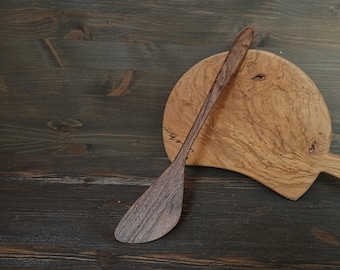 Espátula de madera hecha a mano con mango de nogal.