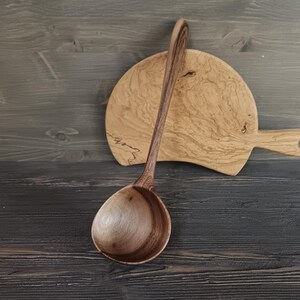 Handgemachte große lange Schöpfkelle aus Nussbaum Holz