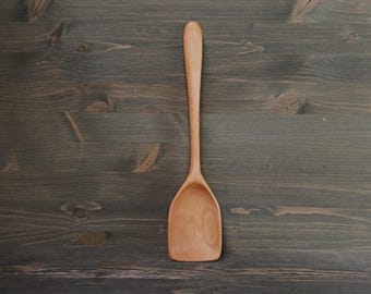 Cuchara de cocina artesanal tallada en madera de haya. Utensilio de cocina de madera para mezclar, remover y servir.