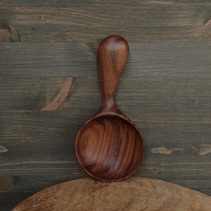 Original handgefertigte Küchenschütte Holzschaufel geschnitzt aus Walnussholz Getreideschaufel Mehlschaufel Kaffeeschaufel