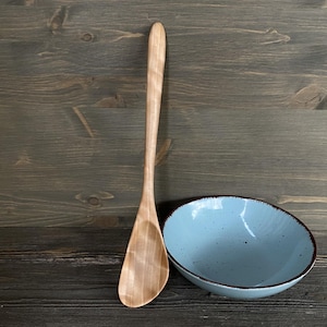 Cucchiaio da cucina in legno d'acero intagliato a mano, fatto a mano