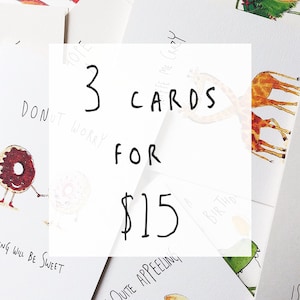 Puede incluir: Tres tarjetas de felicitaci&oacute;n ilustradas con diferentes dise&ntilde;os, que incluyen una dona, jirafas y un pastel de cumplea&ntilde;os. El texto "3 tarjetas por 15 &euro;" est&aacute; escrito en negro sobre un fondo blanco.