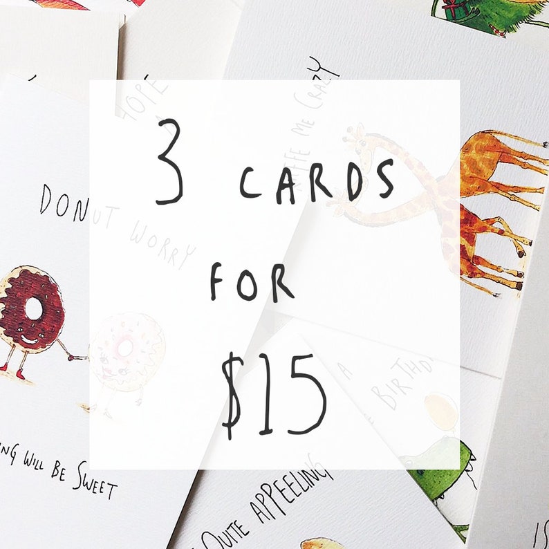 Puede incluir: Tres tarjetas de felicitaci&oacute;n ilustradas con diferentes dise&ntilde;os, que incluyen una dona, jirafas y un pastel de cumplea&ntilde;os. El texto "3 tarjetas por 15 &euro;" est&aacute; escrito en negro sobre un fondo blanco.