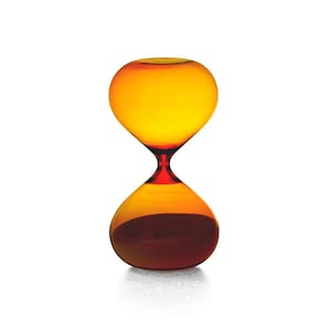Könnte beinhalten: Eine Sanduhr aus glattem, durchscheinendem Glas mit einem leuchtend gelben oberen Teil und einem dunkelorangen unteren Teil. Die beiden bauchigen Glaskörper sind durch einen schmalen, verengten Hals verbunden, was die klassische Form ergibt.