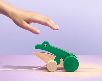Handmade Beech Wood Frog Pull Toy: Retro Clattering Design