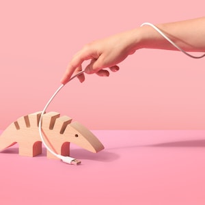 Organizador. Compartidor de cables. Soporte para cables de escritorio. Soporte para cables de madera, diseño inteligente y funcional. Organizador de cables con abrazadera. Gestión inteligente de cables.