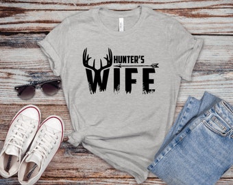 Camisa de esposa de cazador, esposa de caza de arco, camisa de caza de ciervos, regalo para su camisa, camiseta de mujer con refranes, camiseta de refranes divertidos mujer