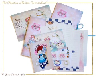 Set de papeterie cahier pochette stickers cartes postales sur le thème d'Alice au pays des merveilles