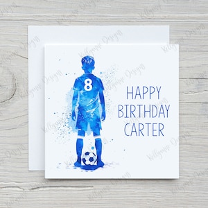 Puede incluir: Ilustraci&oacute;n de acuarela azul de un jugador de f&uacute;tbol con el n&uacute;mero 8 en su camiseta, sosteniendo un bal&oacute;n de f&uacute;tbol. El texto "Happy Birthday Carter" est&aacute; escrito debajo del jugador.