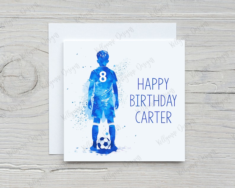 Puede incluir: Ilustraci&oacute;n de acuarela azul de un jugador de f&uacute;tbol con el n&uacute;mero 8 en su camiseta, sosteniendo un bal&oacute;n de f&uacute;tbol. El texto "Happy Birthday Carter" est&aacute; escrito debajo del jugador.