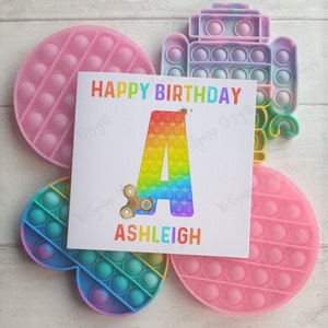 Personalisierte Fidget Popper Geburtstagskarte, Regenbogen Pop It Karte, Pop It Geburtstag, kostenlose Lieferung innerhalb Großbritanniens
