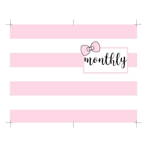 Könnte beinhalten: Rosa-weiß gestreifte druckbare Planerseite mit einer rosa Schleife und dem Wort "monatlich" in schwarzem Text.