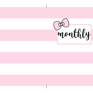 Op de afbeelding: Roze en witte gestreepte achtergrond met een zwarte strik en het woord "maandelijks" in zwarte cursieve letters.