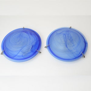 Una delle due lampade da incasso/soffitto in vetro blu roteato realizzate da Happy Light Holland, anni &#39;90