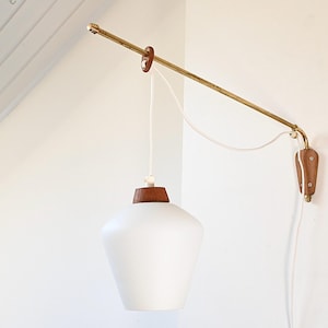 Seltene verstellbare skandinavische Teakholz und Messing Wandlampe mit Glasschirm, Schweden 1960er Jahre