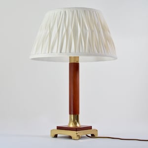 Vintage Messing mit Holz Tischlampe mit plissiertem Stoffschirm, zugeschrieben Temde Leuchten Deutschland, Hollywood Regency Stil der 1970er Jahre