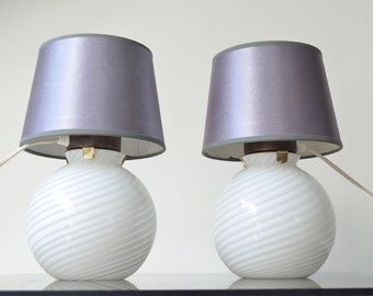 Coppia di lampade da tavolo vintage in vetro di Murano bianco vorticoso con nuovi paralumi moderni, Italia anni '70